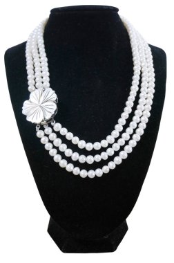 Bu zarif inci kolyede üç tel ve güzel bir çiçek tokası var. Herhangi bir giysiyi geliştirmek için mükemmel, bu parça incelik ve çekicilik ekler..