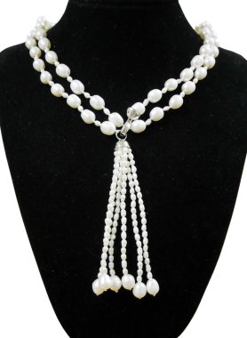 Ekran Mankeni Üzerine Zarif Beyaz İnci Kolye