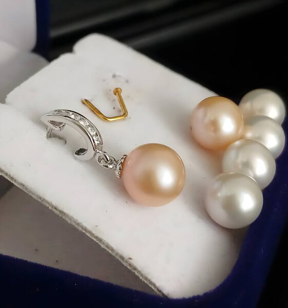 Beautiful pearl earrings featuring elegant silver and gold accents. Ideal for fashion lovers seeking a sophisticated touch for special occasions or daily wear.