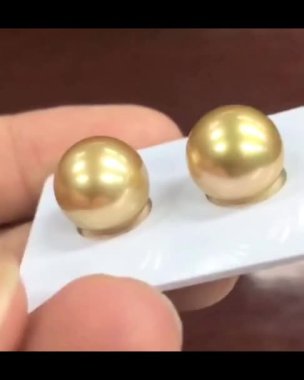 Zarif mücevher gösterileri için mükemmel, bir kartta sergilenen çok güzel işlenmiş altın inciler. Lüks temalı moda ve aksesuar sunumları için ideal.