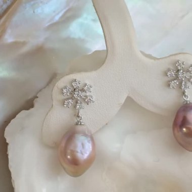 Beyaz Arkaplanda Parlak Elmas Aksanlı Zarif İnci Küpeler