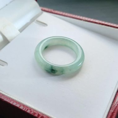 Yumuşak Işıklı Kadife Mücevher Kutusunda Zarif Yeşil Yeşim Yüzük