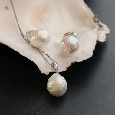 Zarif İnci Kolye ve Küpeler Kabuk Arkaplanda Gösterildi