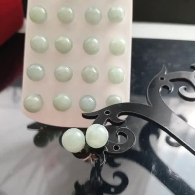 Zarif Yeşil Taş Küpeler ve Eşsiz Mücevher Görünümü Arkaplanı