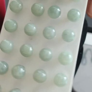 Gümüş ayarı olan bir sürü yeşil taştan küpe.