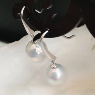 Yumuşak Mermer Yüzey Yakın Çekim Fotoğrafında Zarif İnci Küpe