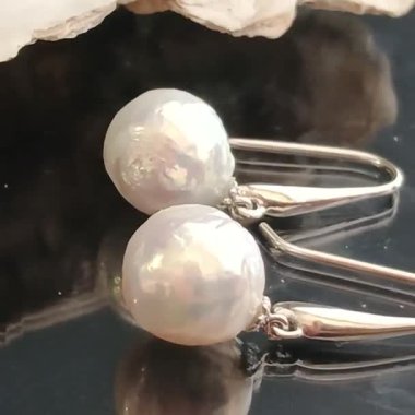 Parlak Yüzeyde Siyah Doğal Özgeçmişli Zarif İnci Küpeler