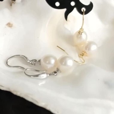 Zarif Turuncu ve Beyaz İnci Küpeler Kabuk Arkaplanda