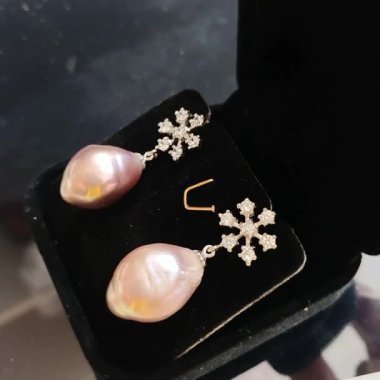 Siyah Ekran Durağında Parlak Gümüş Aksanlı Zarif İnciler