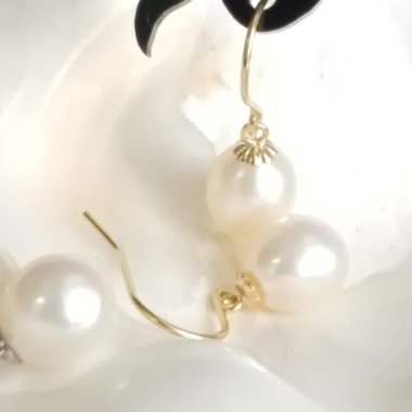 Yumuşak Arkaplanda Siyah Aksanlı Zarif İnci Küpeler