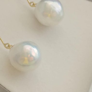 Zarif Beyaz İnci Küpeler Moda Cazibesi İçin Yumuşak Bir Arkaplanda