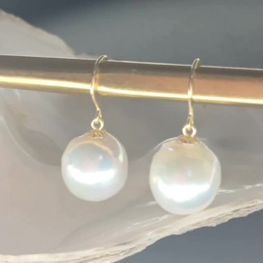 Zarif İnci küpeler Altın Mücevher standında asılı