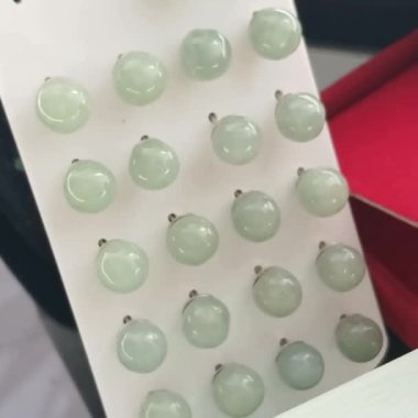 Açık Yeşil Yeşim Küpeler Beyaz Tahta Arkaplanda Görünür