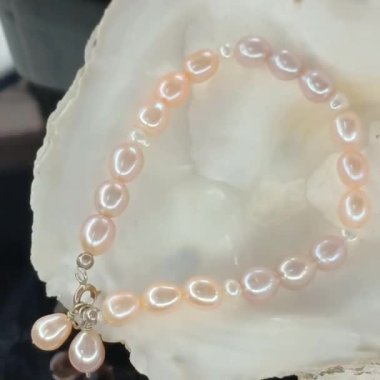 Beyaz Mermer Arkaplanda Zarif Çok Renkli Oval İnci Bilezik