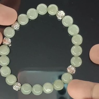 Siyah Arkaplanda Gümüş Aksanlı Zarif Yeşil Yeşim Bilezik