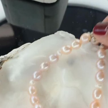 Beyaz Mermer Arkaplanda Zarif Çok Renkli Oval İnci Bilezik