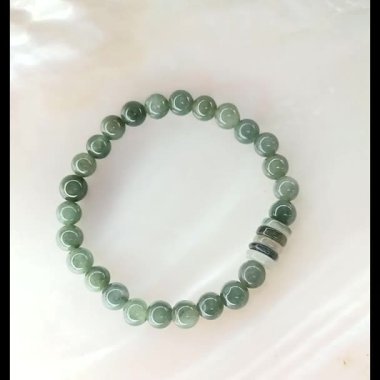 Zarif Yeşil Yeşim Bilezik Parlak Beyaz Arkaplanda