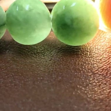 Yeşim taşının orijinalliğinin değerlendirilmesi iletilen ışıkla iç yapısını inceleyerek yapılır..