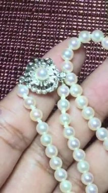 Parlak Arkaplan Üzerine Gümüş Tokalı Zarif İnci Kolye