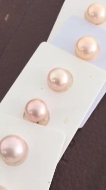Mücevher Şovu için Beyaz Kart 'ta Gösterilen Zarif Pembe İnciler