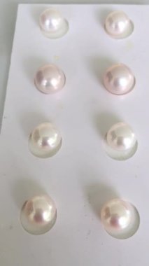 Moda Aksesuarları İçin Beyaz Arkaplanda Zarif Pembe İnciler