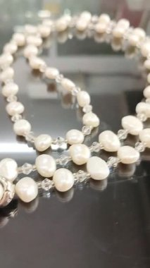 Siyah Yüzey Gösterisinde Kristal Aksanlı Zarif İnci Kolye