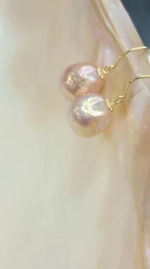 Moda Aşıkları İçin Altın Kabloyla Zarif Pembe İnci Küpeler