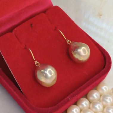 Lüks Kırmızı Mücevher Kutusunda Zarif Altın İnci Küpeler