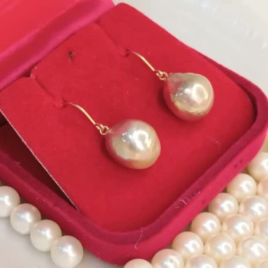 Lüks Kırmızı Mücevher Kutusunda Zarif Altın İnci Küpeler