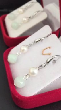 Kırmızı Kadife Kutuda Yeşim ve İnci ile Zarif Gümüş Küpeler