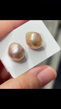 İki Eşsiz Pembe Barok İncisi Doğal Işık Fotoğrafında Görünüyor