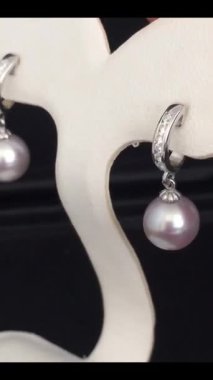 Zamansız Stil İçin Gümüş Aksanlı Zarif İnci Küpeler