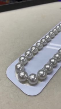 Zarif İnci Kolye Mücevher Sergisi İçin Yumuşak Yüzeyde Yatar