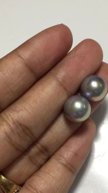 Beyaz Arkaplanda Güzel Gri İncileri Tutan Zarif El