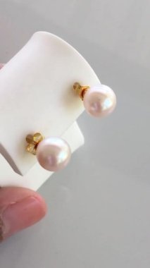 Zarif Tatlı Su Pembe İnci Küpeler Hafif Işıklı Görüntüde