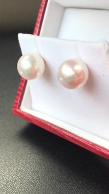 Zarif İnci Küpeler Yumuşak Mücevher Kutusunda Gösterildi