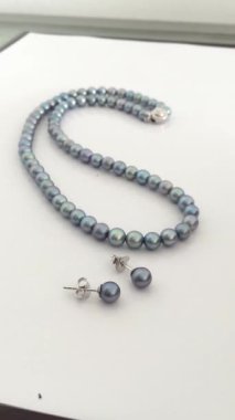 Basit Arkaplanda Zarif Mavi İnci Kolye ve Küpe Seti