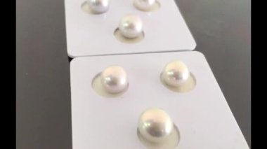 Karton Arkaplanda Parlak Beyaz İncilerin Zarif Gösterimi