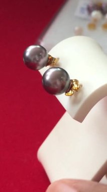 Kızıl Arkaplan Karşısında Altın Aksanlı Zarif Gri İnciler