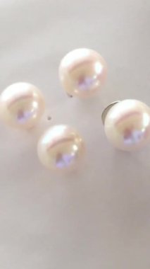 Zarif Beyaz İnci Küpeler Mücevher Sergisi için Yumuşak Kumaş Yüzeyde