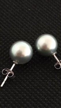 Mücevher Koleksiyonu İçin Siyah Arkaplanda Zarif Gri İnciler