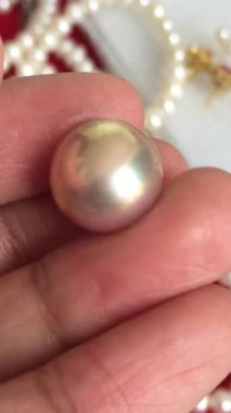 Zarif Altın Güney Denizi İncisi Mücevher Arkaplanıyla Gösterildi