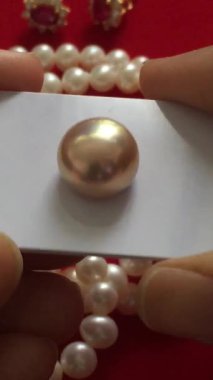 Zarif Altın Güney Denizi İncisi Mücevher Arkaplanıyla Gösterildi