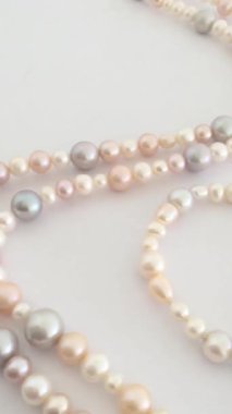Zarif Çok Renkli İnci Kolye Yumuşak Renkler ve Eşsiz Dokularla Yakın plan