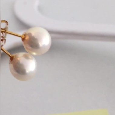 Moda Aksesuarları İçin Yumuşak Arkaplanda Zarif İnci Küpeler