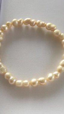 Yumuşak Kumaş Arkaplan Üzerinde Zarif Altın Tatlı Su İnci Bileziği