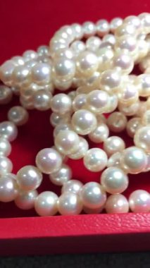 Zarif Beyaz İnci Dizisi Yumuşak Kırmızı Arkaplanda