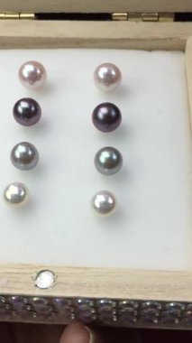 Tahta tepside Tatlı Su İncisi Küpelerinin Zarif Gösterimi