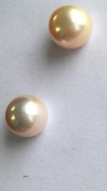 Aydınlık Arkaplanda Yakın Çekim Detaylarında Zarif Pembe İnciler