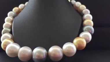 Siyah Durakta Gösterilen Zarif Büyük Tatlı Su İnci Kolye